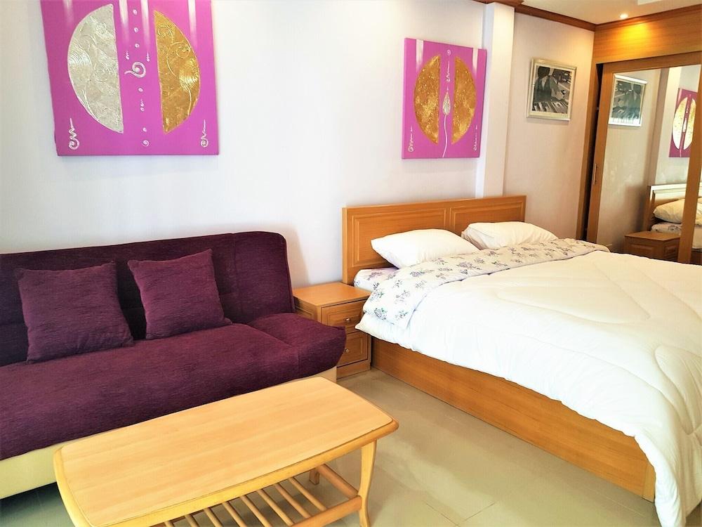Spacious 3rd Floor Studio at Baan Suan Lalana