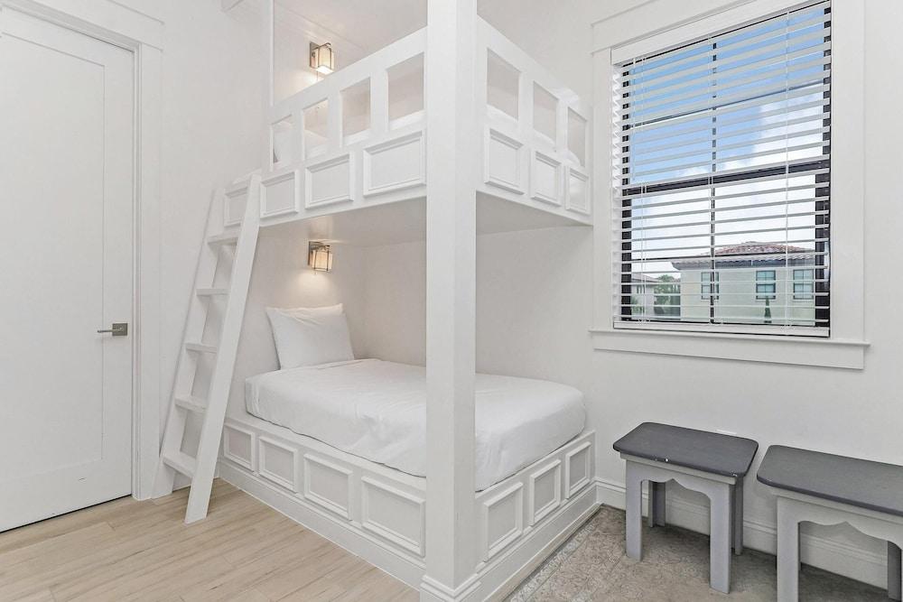 Villa Lago 1945 - 4BR 4b.5a -