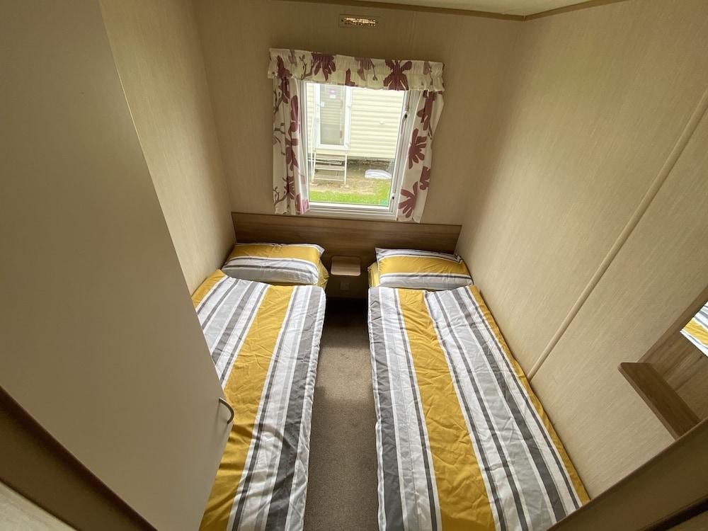 3 Bed 8 Berth Caravan in California Cliffs - D53