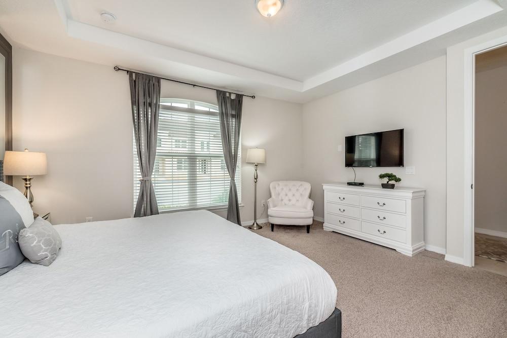 1570 Carey Palm Circle