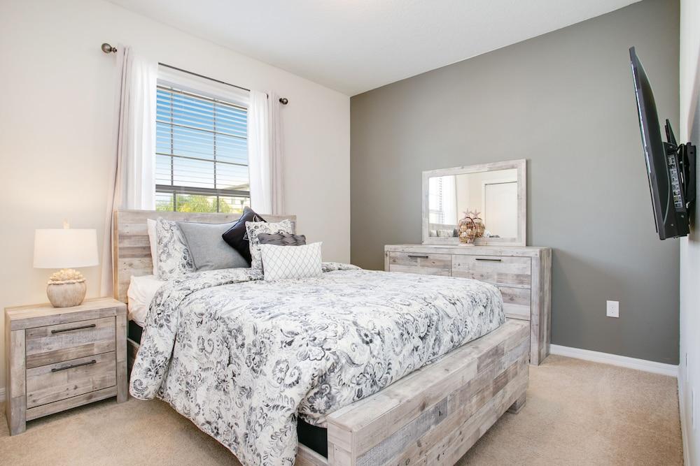 Townhome W/private Pool & Free Water Park!