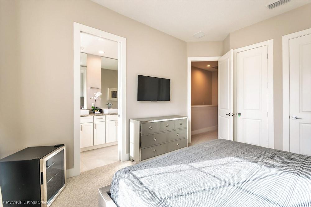 Upscale Townhome W/pool Access! 5 mi. to Disney!