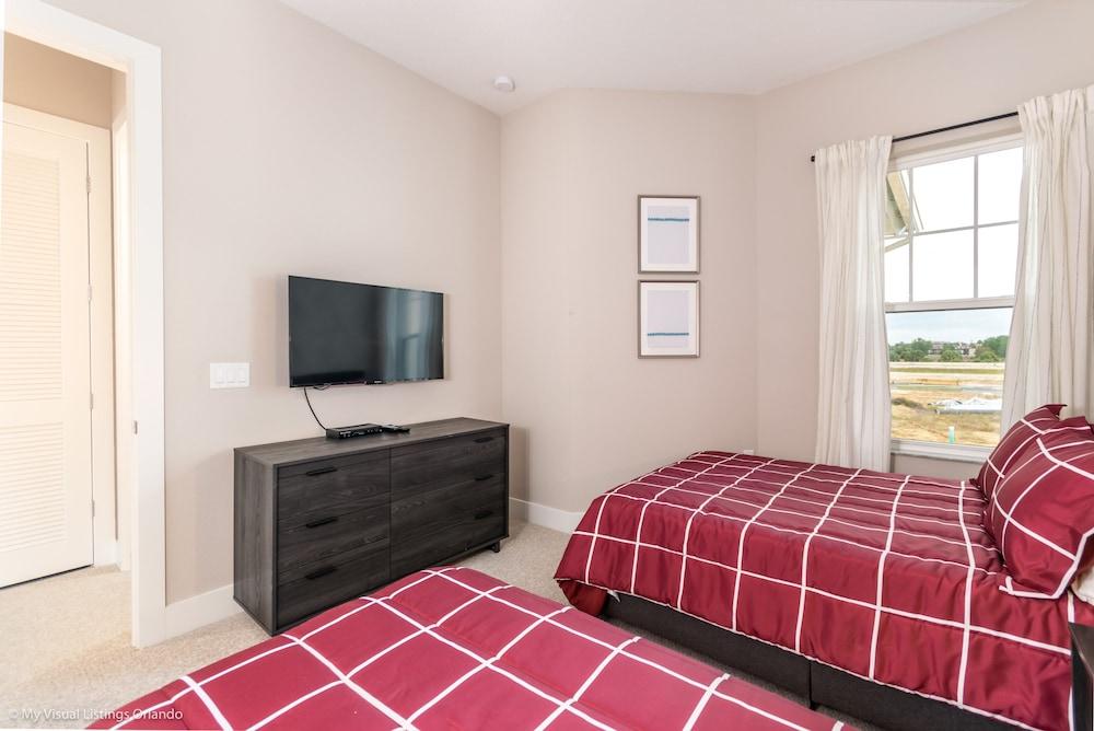 Upscale Townhome W/pool Access! 5 mi. to Disney!