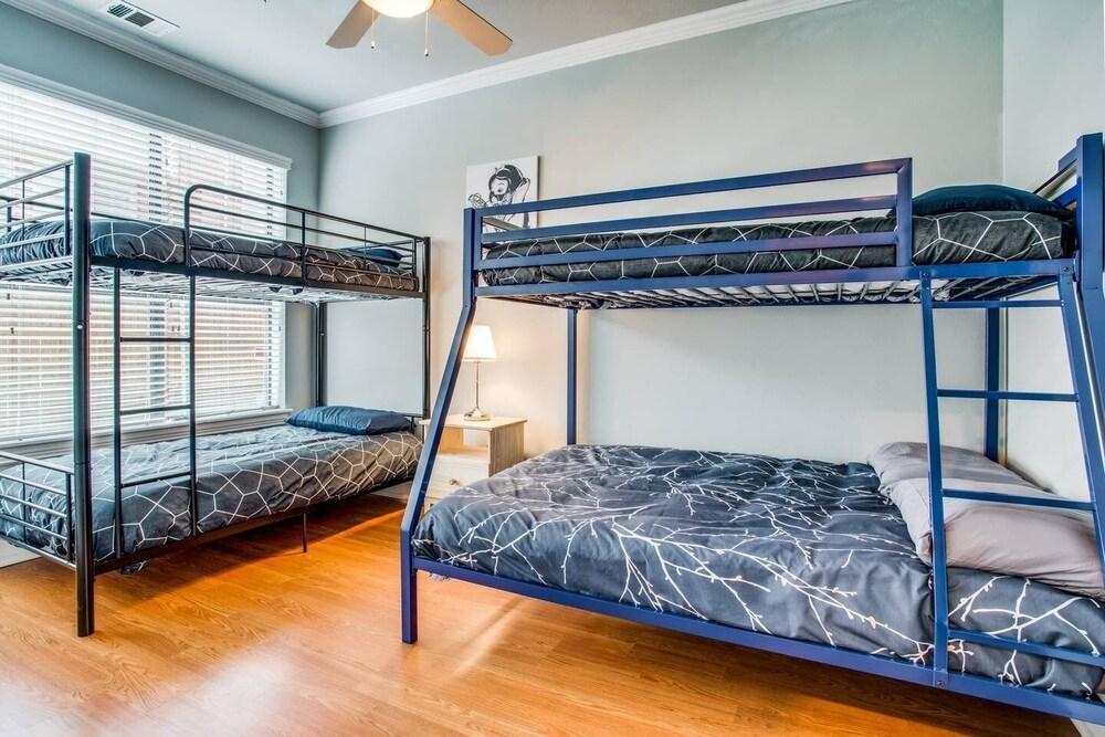 2 Unit Grand Oak Lawn House Perfect for Groups