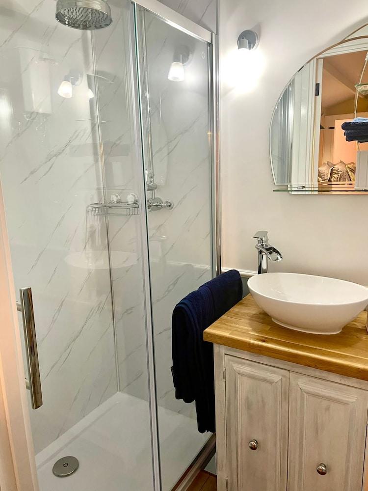 Shepherds Hut With Hot Tub, North Wales, Anglesey