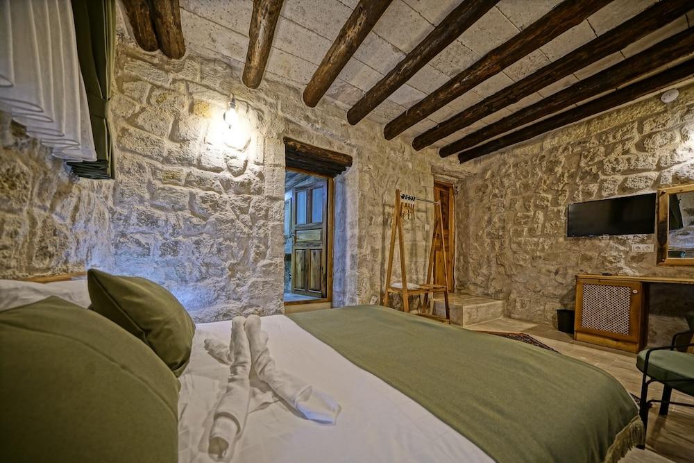 Vigneron Cave Hotel