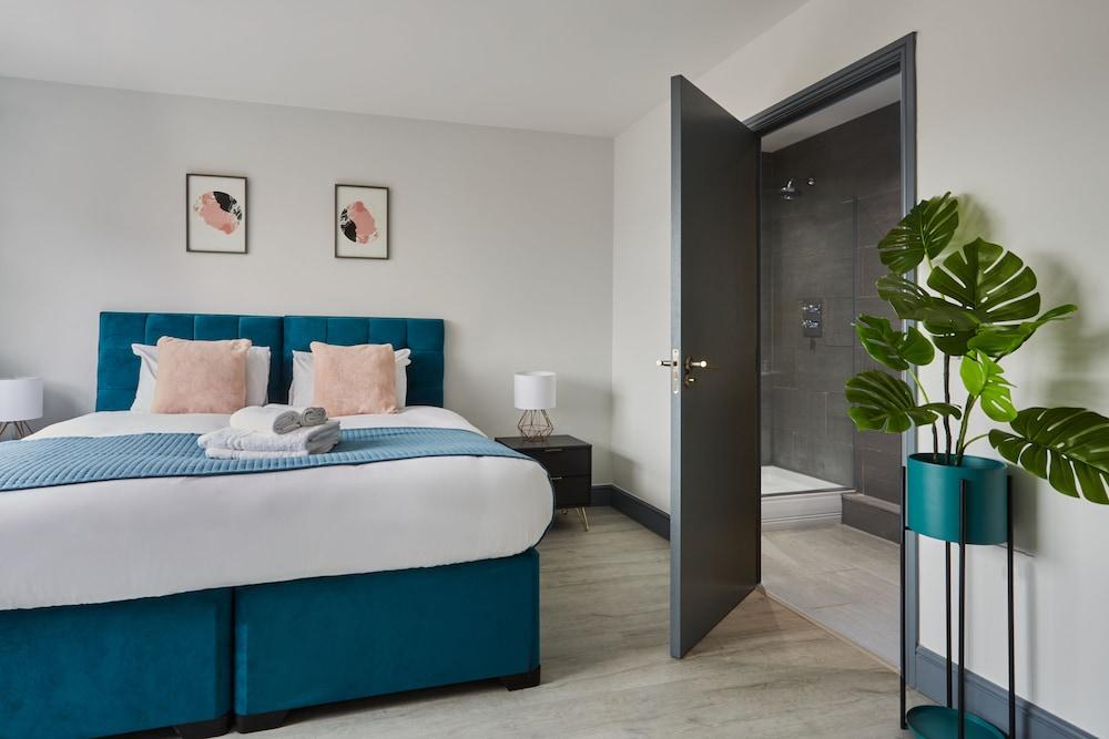 Reading Central Serviced Apartment by Flying Butler