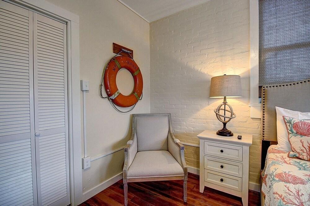 Beachhead Unit 6 Studio Bedroom Condo by Redawning