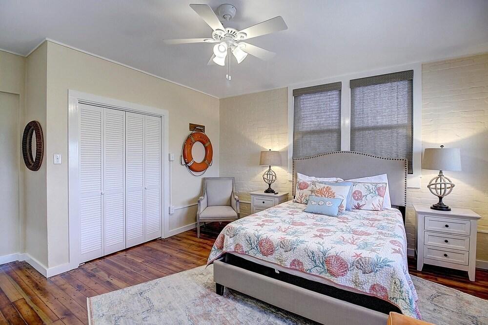 Beachhead Unit 6 Studio Bedroom Condo by Redawning