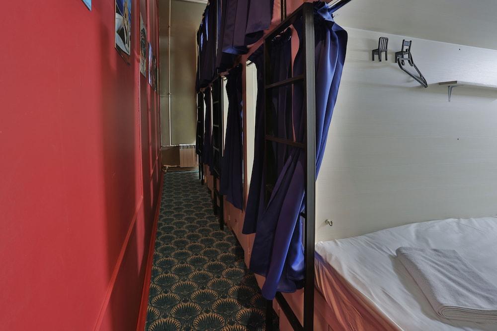 Capsule Hotel de Lux ApraxInn — Hostel