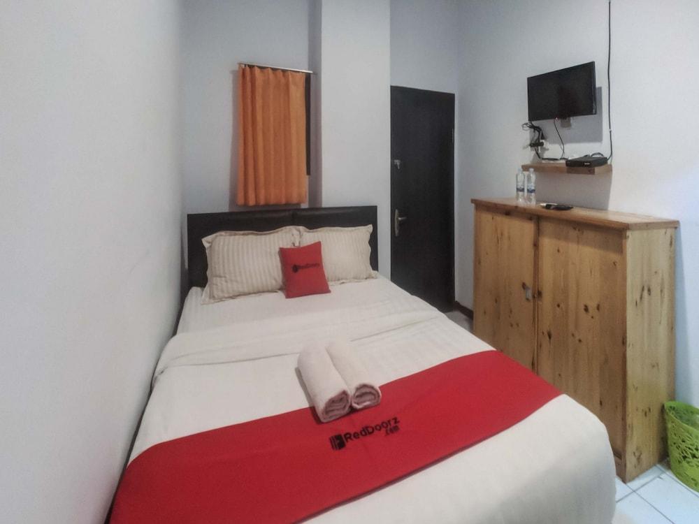 RedDoorz near Cideng 2