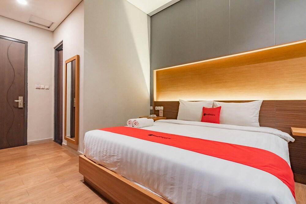 RedDoorz Plus @ Doorman Guest House