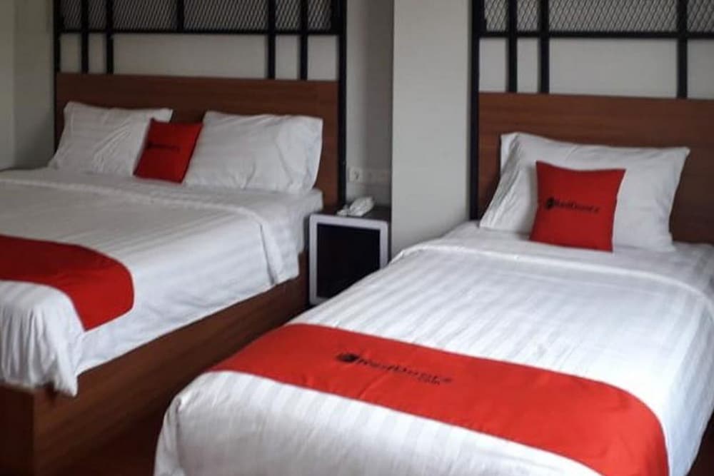 RedDoorz Plus @ Doorman Guest House