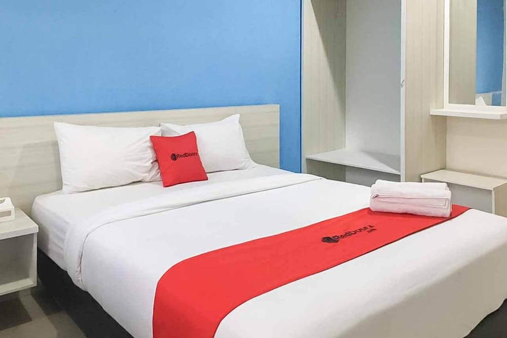 RedDoorz Plus @ Panorama Villas Batu