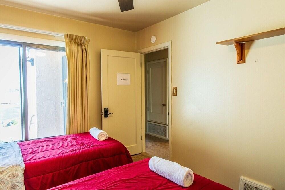 Large 2 Bed w/ Room For 8