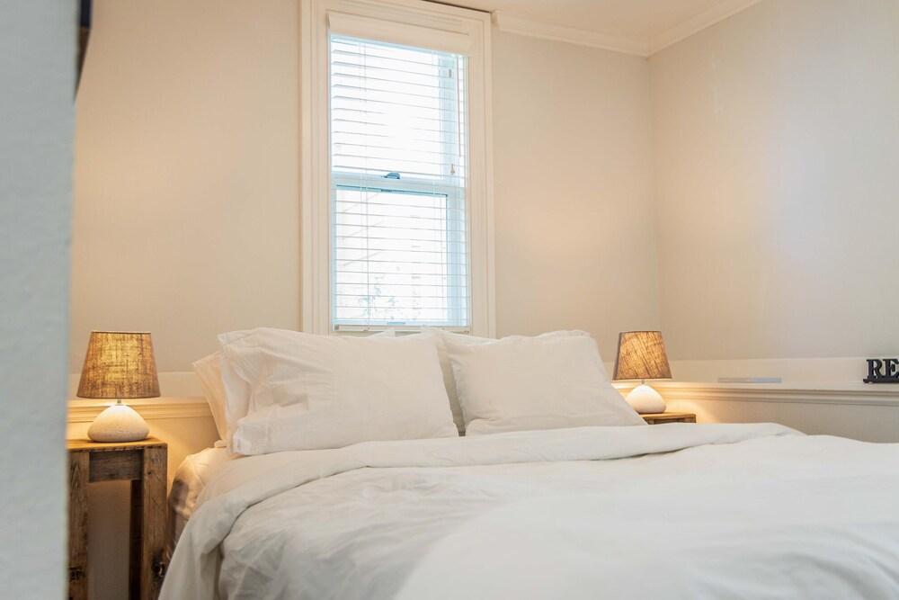 Updated and Modern Alameda 1 Bedroom