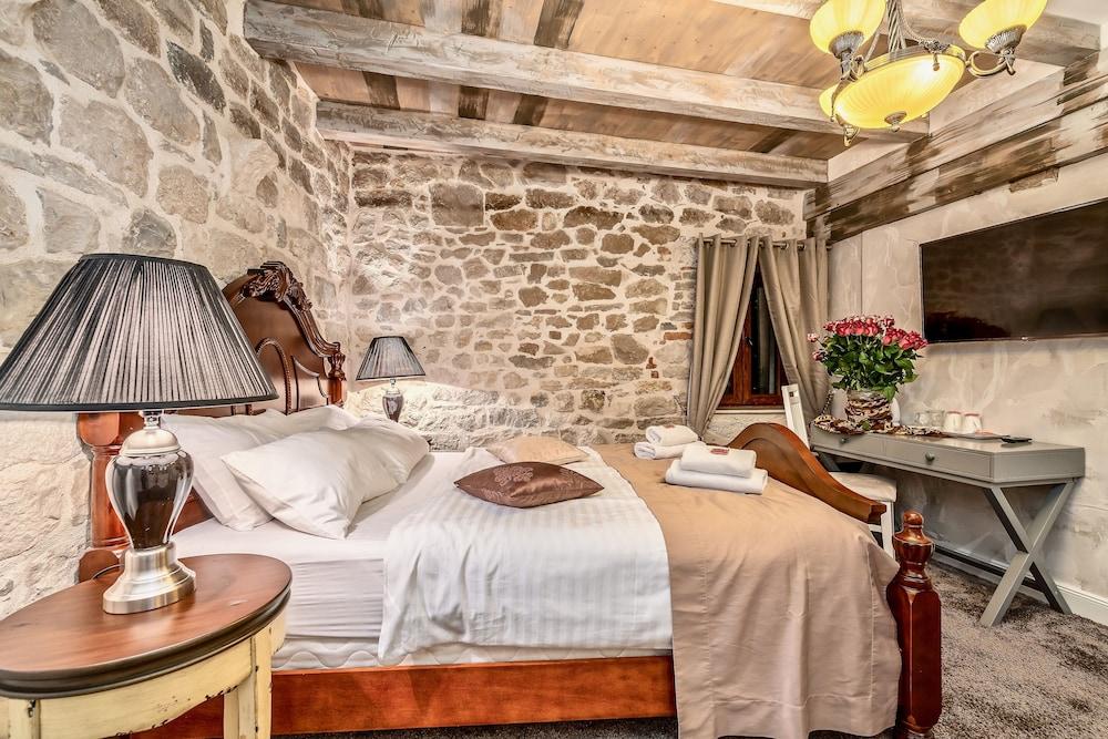 Historic Plaza Varos - Adults Only