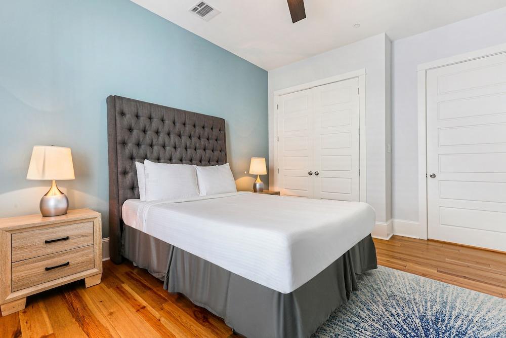 Modern 5 BR Condo - Large Pool - Near Everything