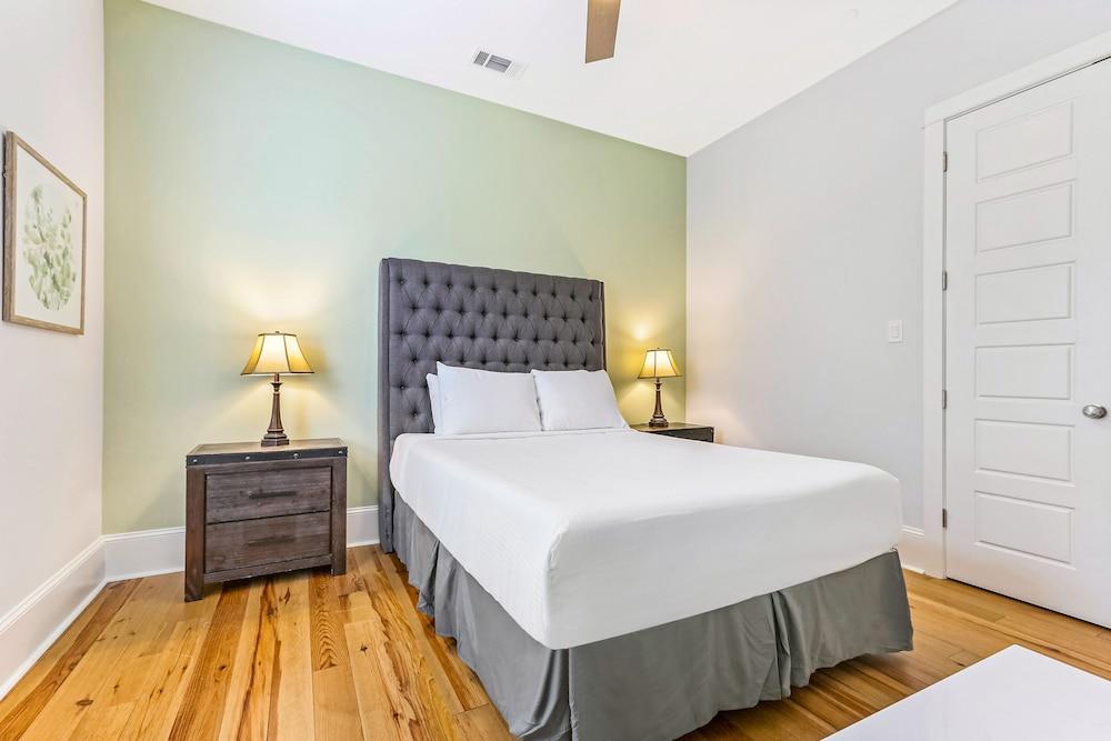 Chic 4 BR Condo - Large Pool - Perfect Location