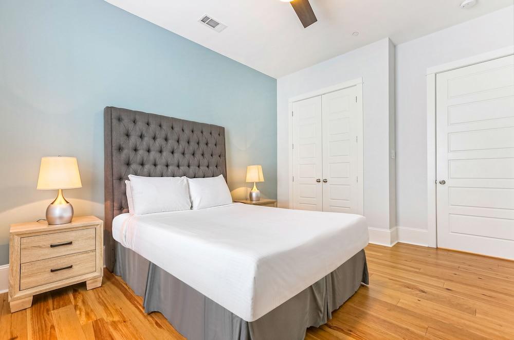 Chic 4 BR Condo - Large Pool - Perfect Location