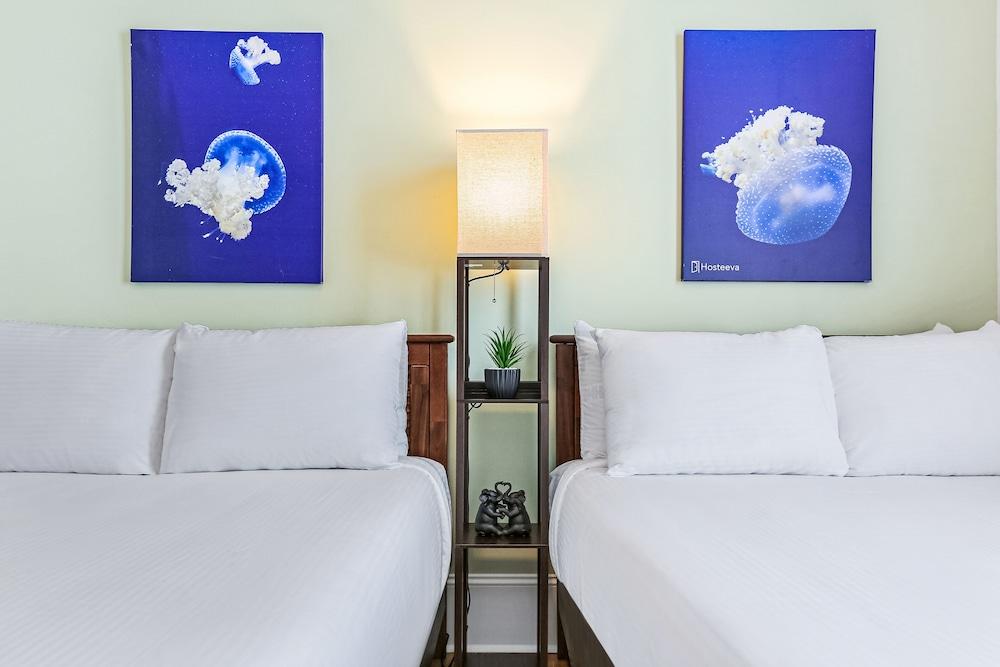 Spacious 5BR Urban Retreat with Balcony & Pool