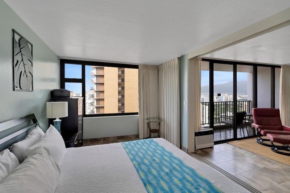 Deluxe Ocean View Condo on 31st Floor - Free Parking & Wifi! by Koko Resort Vacation Rentals