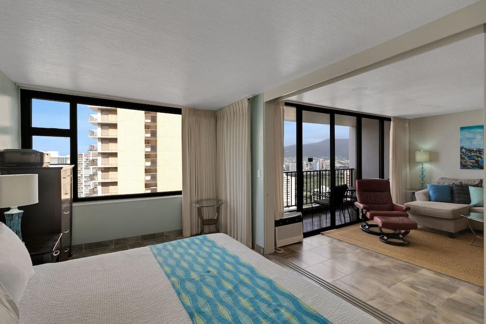 Deluxe Ocean View Condo on 31st Floor - Free Parking & Wifi! by Koko Resort Vacation Rentals