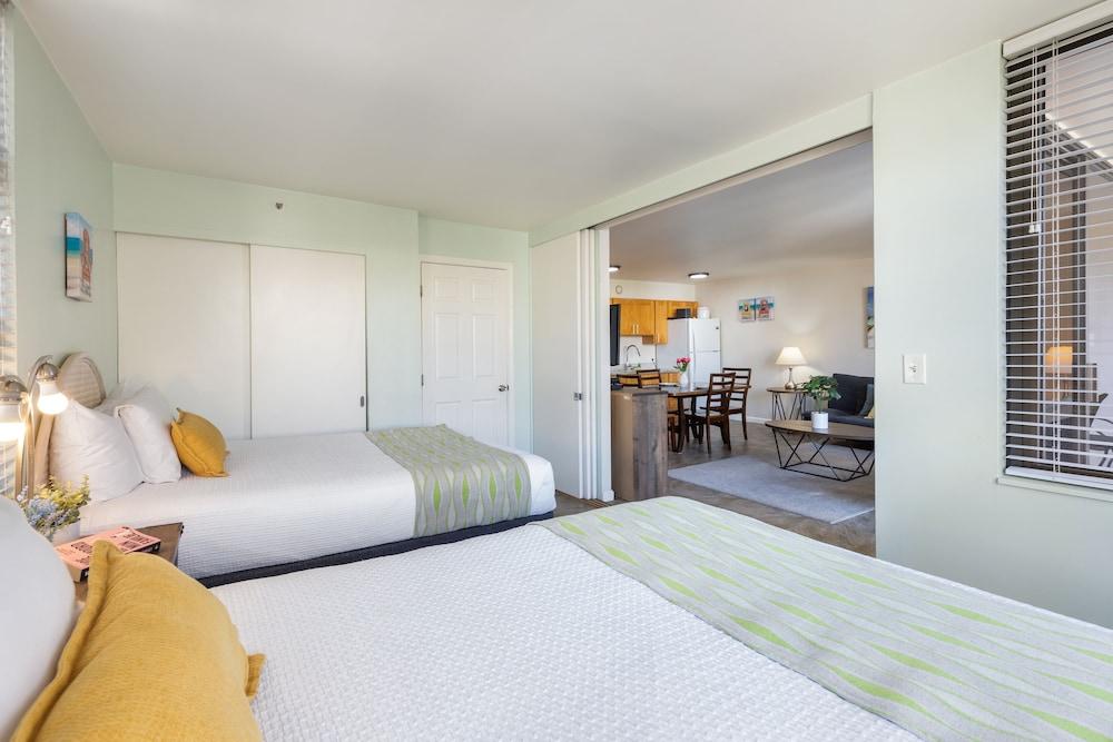 Light & Airy 8th Floor Ocean View Condo with Lanai and FREE Parking! by Koko Resort Vacation Rentals