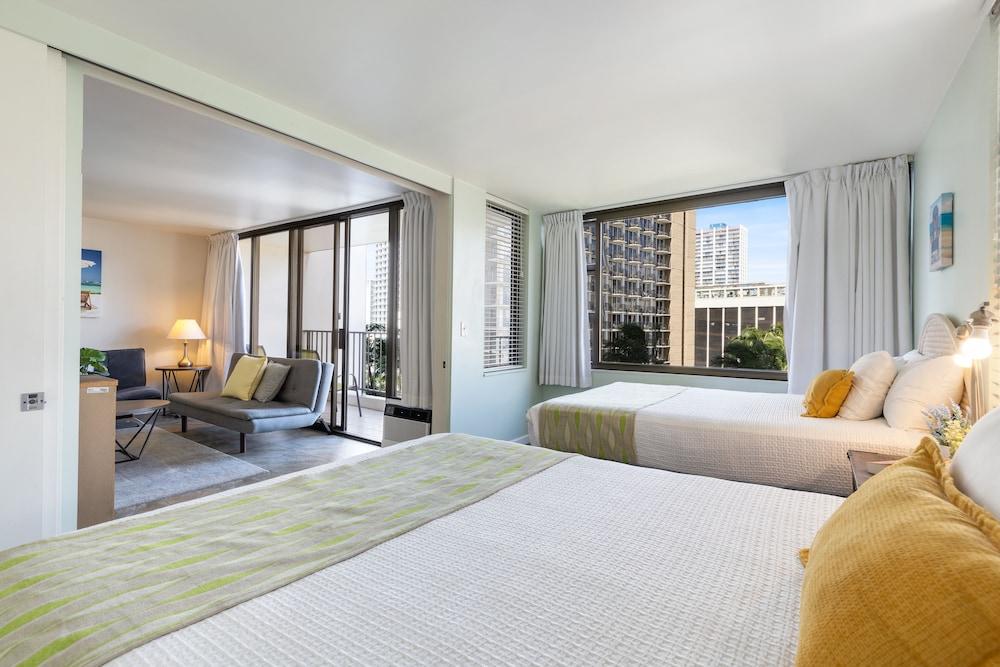 Light & Airy 8th Floor Ocean View Condo with Lanai and FREE Parking! by Koko Resort Vacation Rentals