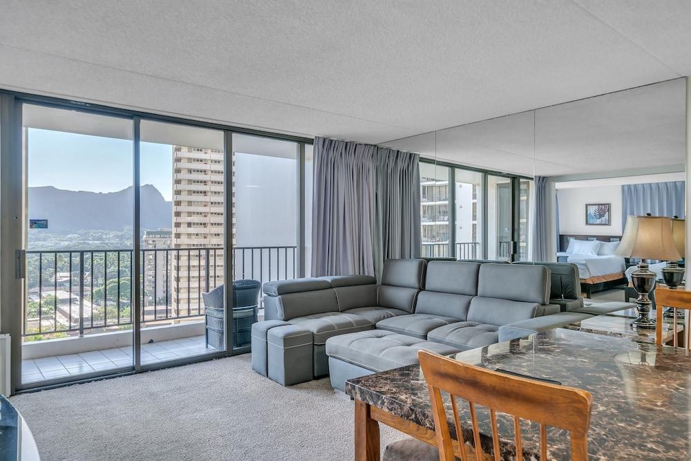 Excellent Diamond Head View Condo - Remodeled, Free Parking! by Koko Resort Vacation Rentals