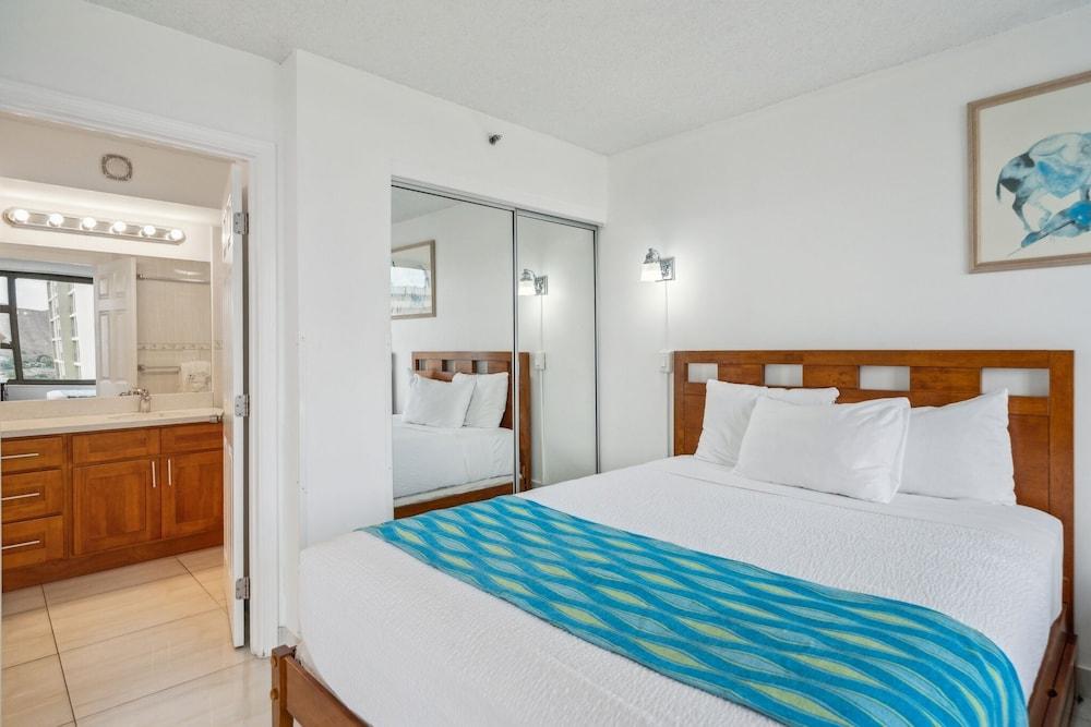 Gorgeous High Rise Waikiki Condo with Ocean and Diamond Head Views by Koko Resort Vacation Rentals