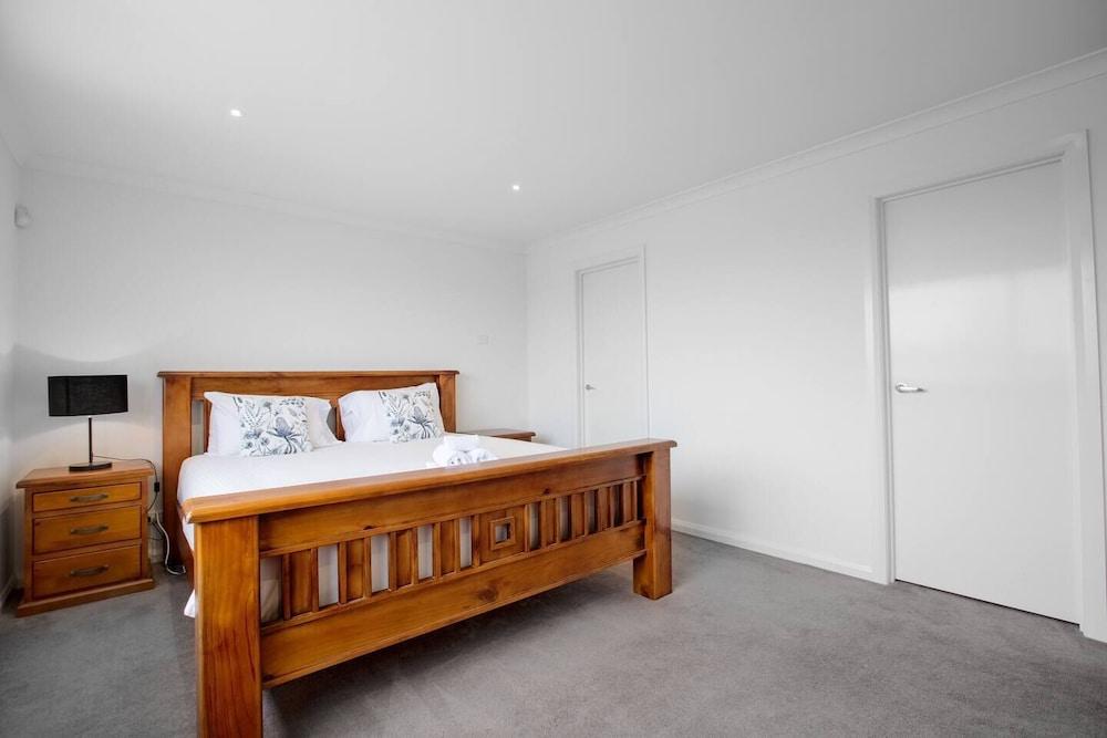 Superb Luxe 5BR House@point Cook Near Lake