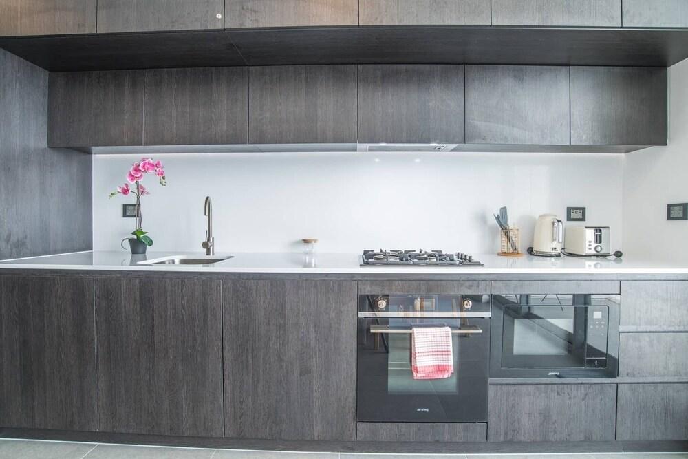 Home With Convenient Location! Close to Train&cbd