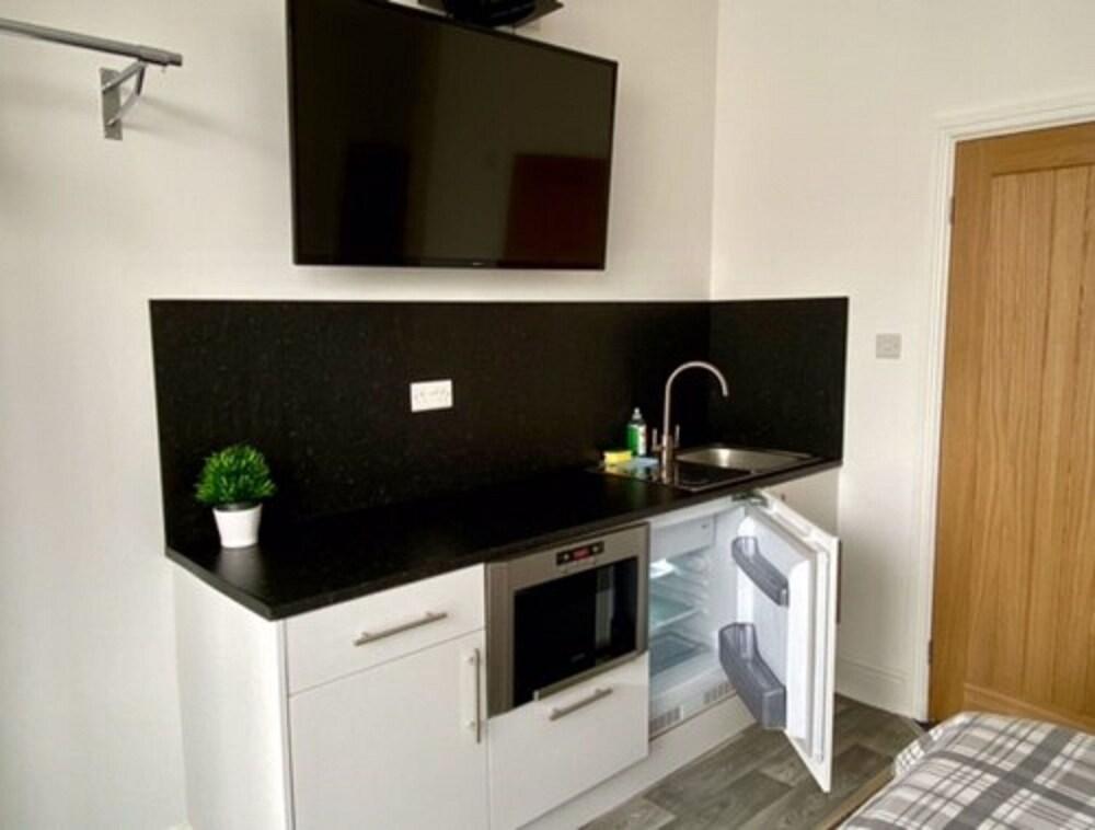 OYO Hillcrest Studio Apartments