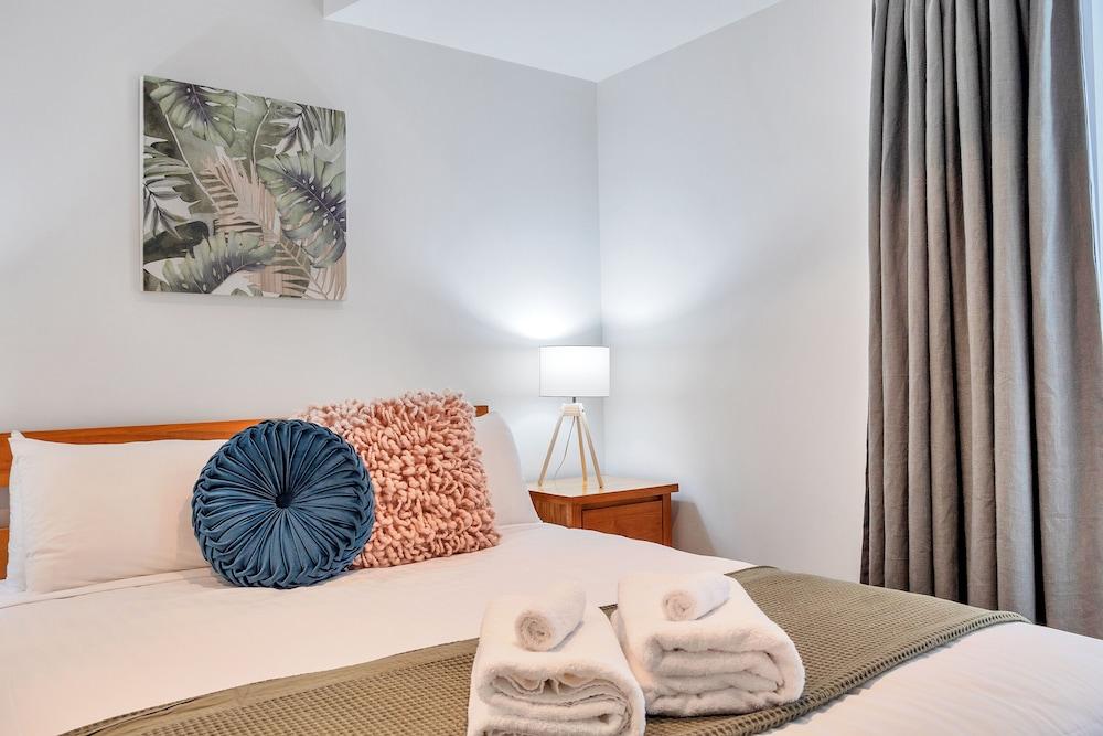 Chic 3 Bedroom City Central with Parking