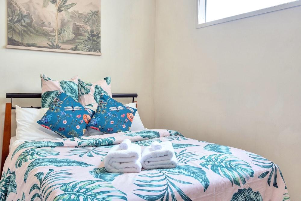 Compact & Budget City Apartment with Air-con