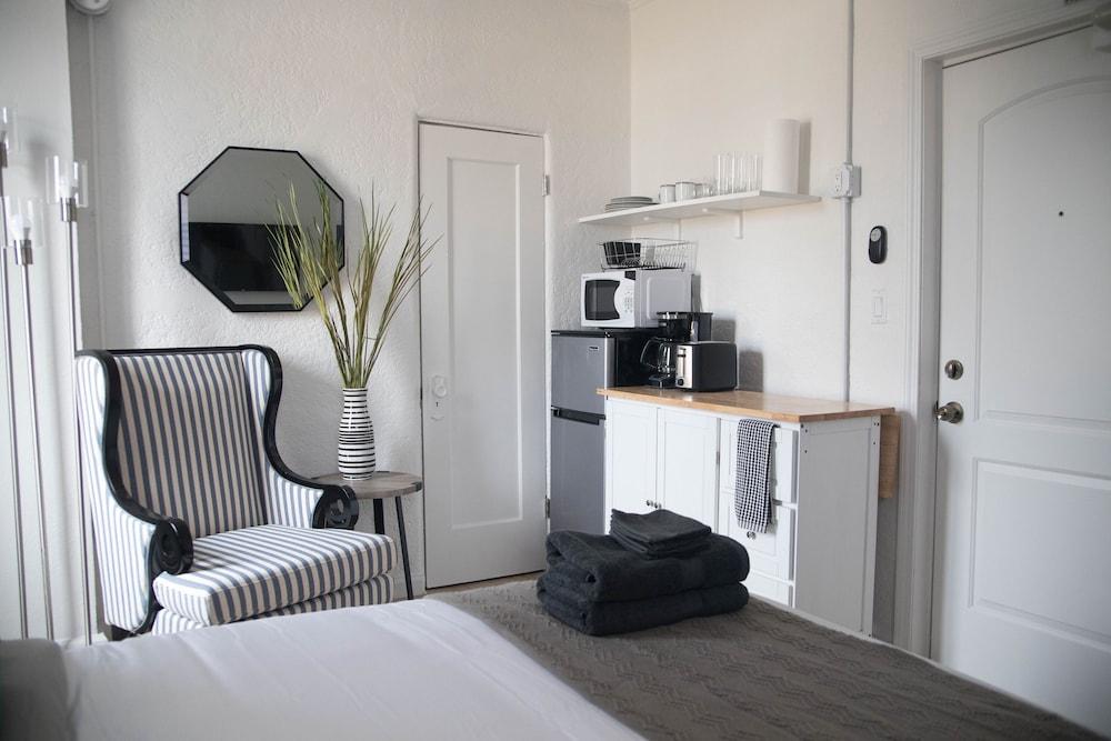 Charming Studio in Beverly Boulevard! Sleeps 2!