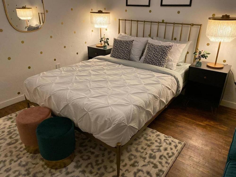 Gorgeous Studio in Beverly Boulevard! Sleeps 4!