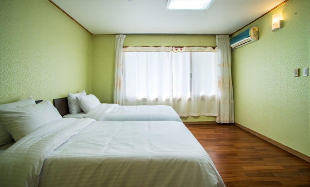 Witch's  broomstick Pension