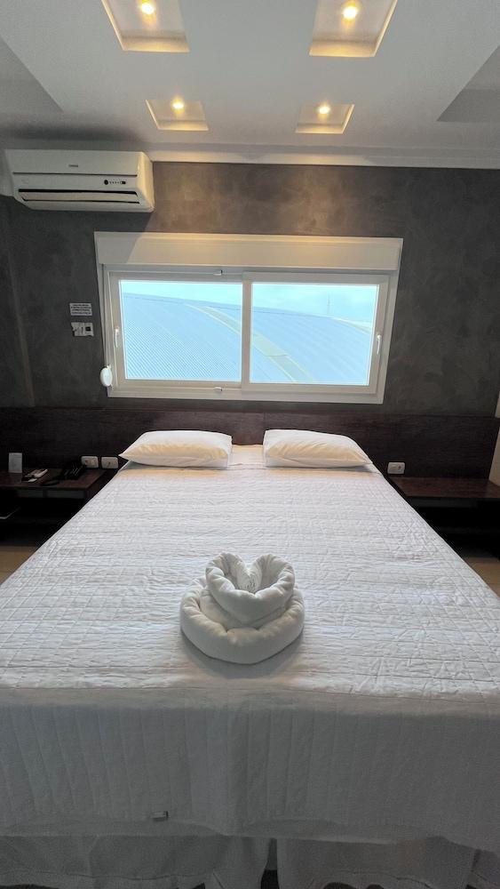 Shelton Palace Hotel