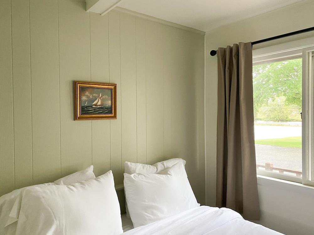 The River Hills Motel - Algoma, WI - Near Door County