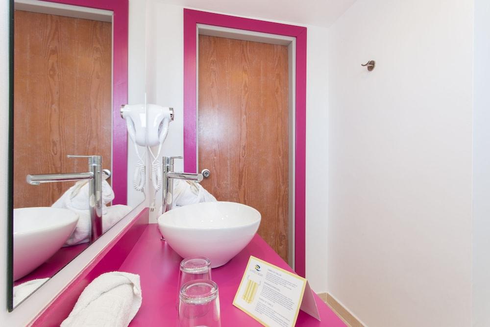 Aparthotel Cala Guya