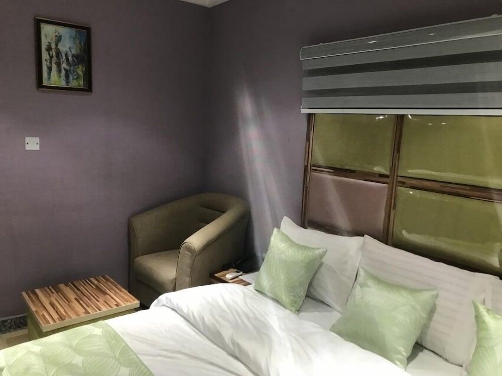 Royal Park Hotel and Suites