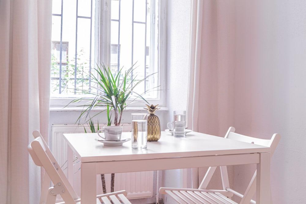 Chic Apartment Near Downtown