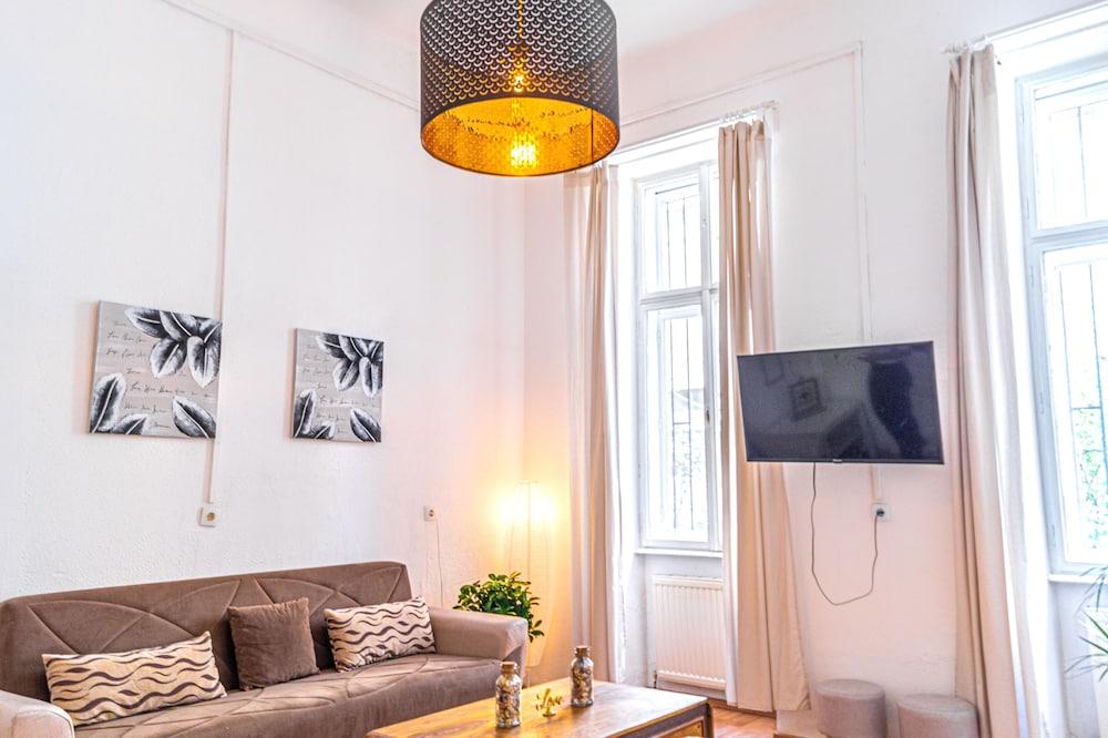 Chic Apartment Near Downtown