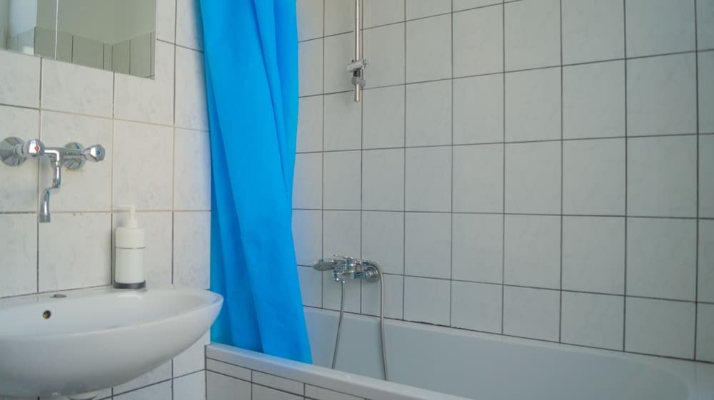 Shared Modern Apartment Schönbrunn - Budget Chic Room