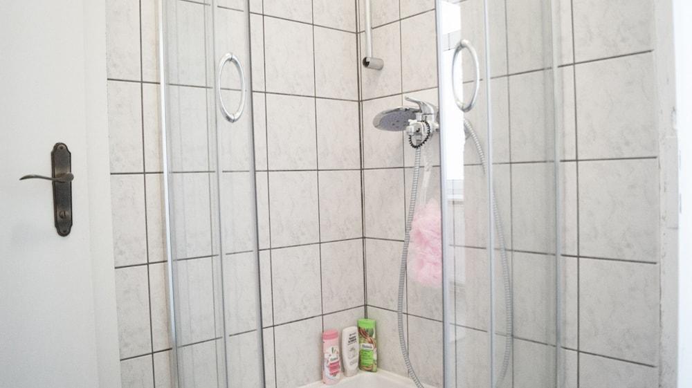 Shared Modern Apartment Schönbrunn - Budget Chic Room