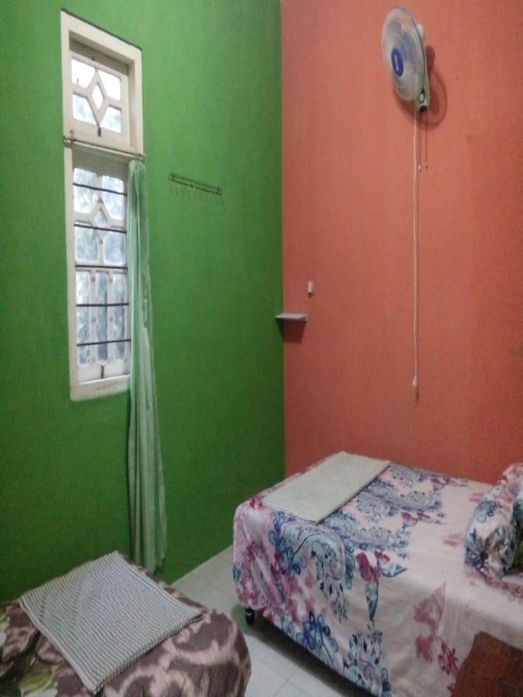 Anggun Homestay - Hostel