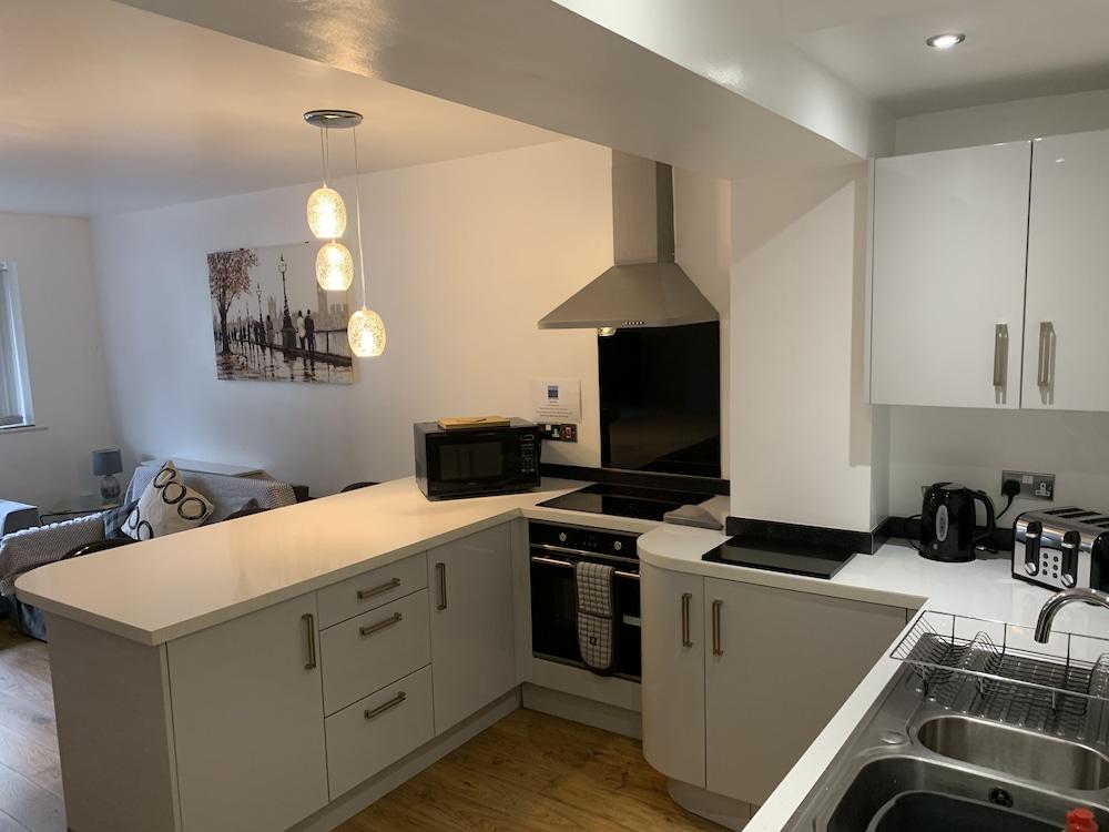 Stylish and Immaculate 2-bed Apartment in Leigh