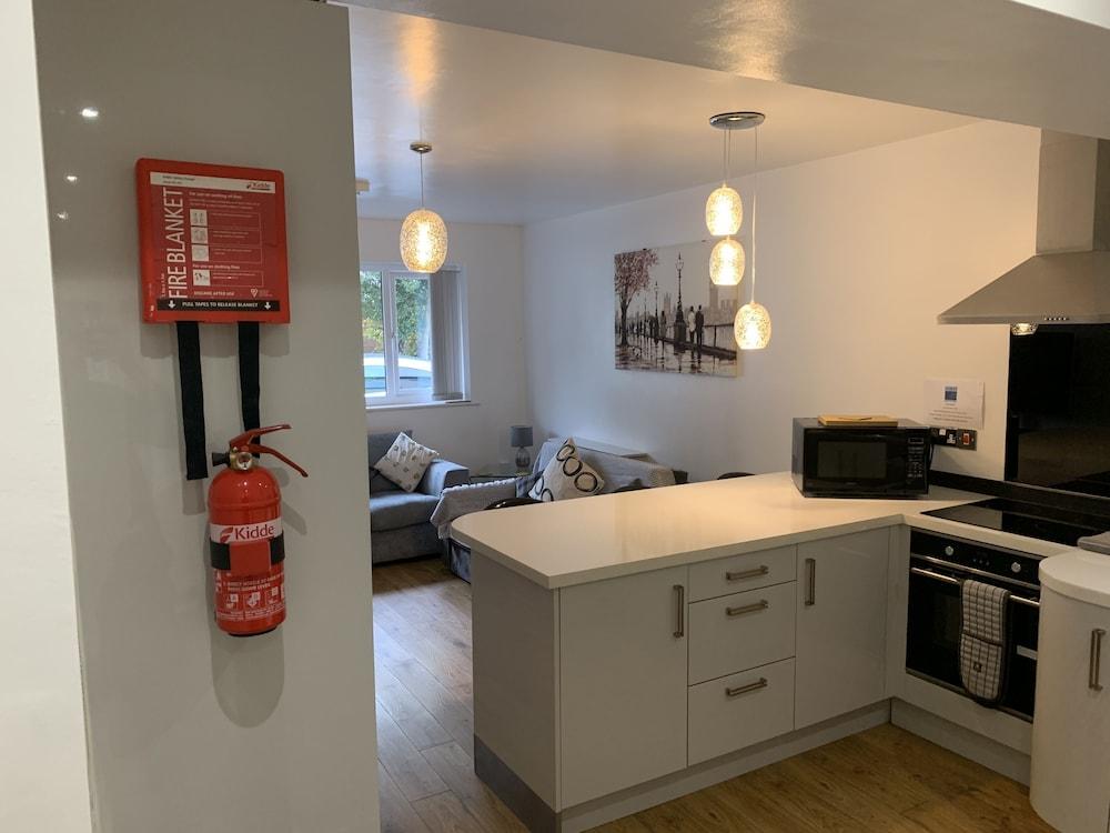 Stylish and Immaculate 2-bed Apartment in Leigh